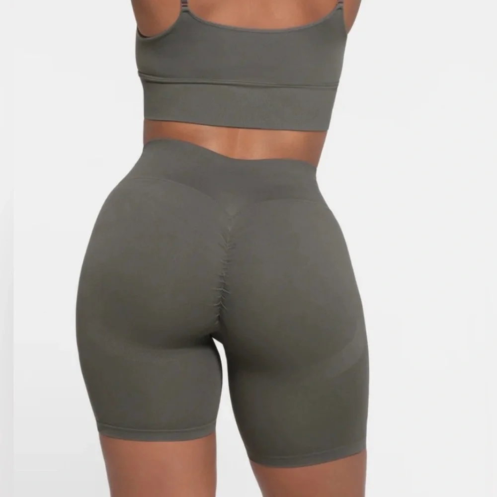 Skims Contour Lounge Bike Shorts - Picture 2 of 12